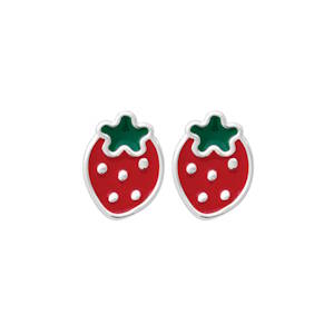 Apportez une touche de fraîcheur et de gaieté à votre style avec cette paire de puces d'oreilles en forme de fraises. Alliant la finesse de l'argent à des couleurs vibrantes, ces bijoux sont une véritable invitation à la gourmandise.