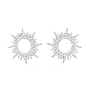 Apportez une touche de lumière et d'éclat à votre visage avec ces magnifiques boucles d'oreilles au design céleste en argent 925/000 rhodié. Façonnées avec précision, elles capturent l'essence même d'un soleil rayonnant pour un style à la fois moderne et intemporel. Le centre ouvert apporte une légèreté visuelle et une élégance aérienne à la pièce. Chaque boucle est entourée de rayons irréguliers et texturés, imitant le mouvement organique d'une étoile en pleine fusion.