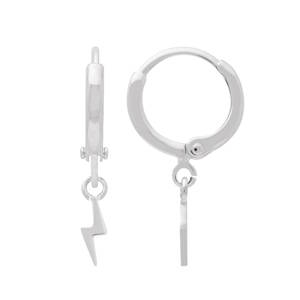 Apportez une touche d'énergie et de modernité à votre style avec ces boucles d'oreilles audacieuses en argent 925/000 rhodié. Alliant la finesse d'une mini-créole et le caractère d'un pendentif géométrique, ce bijou est l'accessoire parfait pour celles et ceux qui recherchent un look à la fois rock et épuré.
