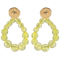 Boucles d'oreilles pendantes composées d'une pastille ronde martelée avec dessin d'étoile en acier doré sertie d'un cristal et un cercle ovale de perles transparentes de couleur jaune.