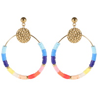 Boucles d'oreilles pendantes composées d'une pastille ronde martelée en acier doré et d'un cercle en acier doré avec des perles cylindriques heishi en résine synthétique et caoutchouc multicolore.
