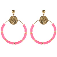 Boucles d'oreilles pendantes composées d'une pastille ronde martelée en acier doré et d'un cercle en acier doré avec des perles cylindriques heishi en résine synthétique et caoutchouc de couleur rose.