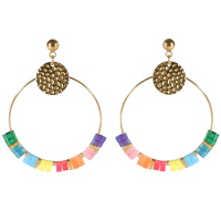 Boucles d'oreilles pendantes composées d'une pastille ronde martelée en acier doré et d'un cercle en acier doré avec des perles multicolores.
