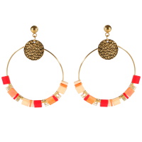 Boucles d'oreilles pendantes composées d'une pastille ronde martelée en acier doré et d'un cercle en acier doré avec des perles multicolores.