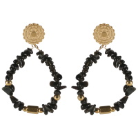 Boucles d'oreilles pendantes composées d'une pastille ronde avec motifs en acier doré et d'un cercle ovale surmonté de perles en acier doré et de perles en véritable pierre d'agate noire.