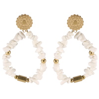 Boucles d'oreilles pendantes composées d'une pastille ronde avec motifs en acier doré et d'un cercle ovale surmonté de perles en acier doré et de perles en véritable pierre de jade blanc.