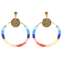 Boucles d'oreilles pendantes composées d'une pastille ronde martelée en acier doré et d'un cercle en acier doré avec des perles cylindriques heishi en résine synthétique et caoutchouc multicolore.