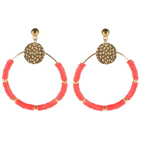 Boucles d'oreilles pendantes composées d'une pastille ronde martelée en acier doré et d'un cercle en acier doré avec des perles cylindriques heishi en résine synthétique et caoutchouc de couleur rouge.