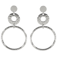 Boucles d'oreilles pendantes composées d'une puce ronde et de deux cercles martelés en acier argenté.