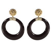Boucles d'oreilles pendantes composées d'une puce ronde martelée avec dessin d'une étoile en acier doré sertie d'un strass et de d'un cercle en matière synthétique de couleur noire.