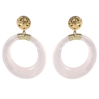 Boucles d'oreilles pendantes composées d'une puce ronde martelée avec dessin d'une étoile en acier doré sertie d'un strass et de d'un cercle en matière synthétique de couleur blanche transparente.