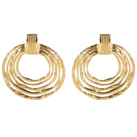 Boucles d'oreilles pendantes composées de cercles martelés en acier doré.