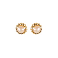 Boucles d'oreilles puces rondes en acier doré surmontées d'une perle d'imitation.