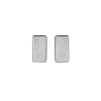 Boucles d'oreilles puces de forme rectangulaire en acier argenté serties de nacre.