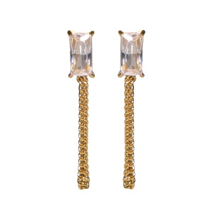 Boucles d'oreilles pendantes composées d'une puce sertie d'un cristal et d'une chaîne en acier doré.