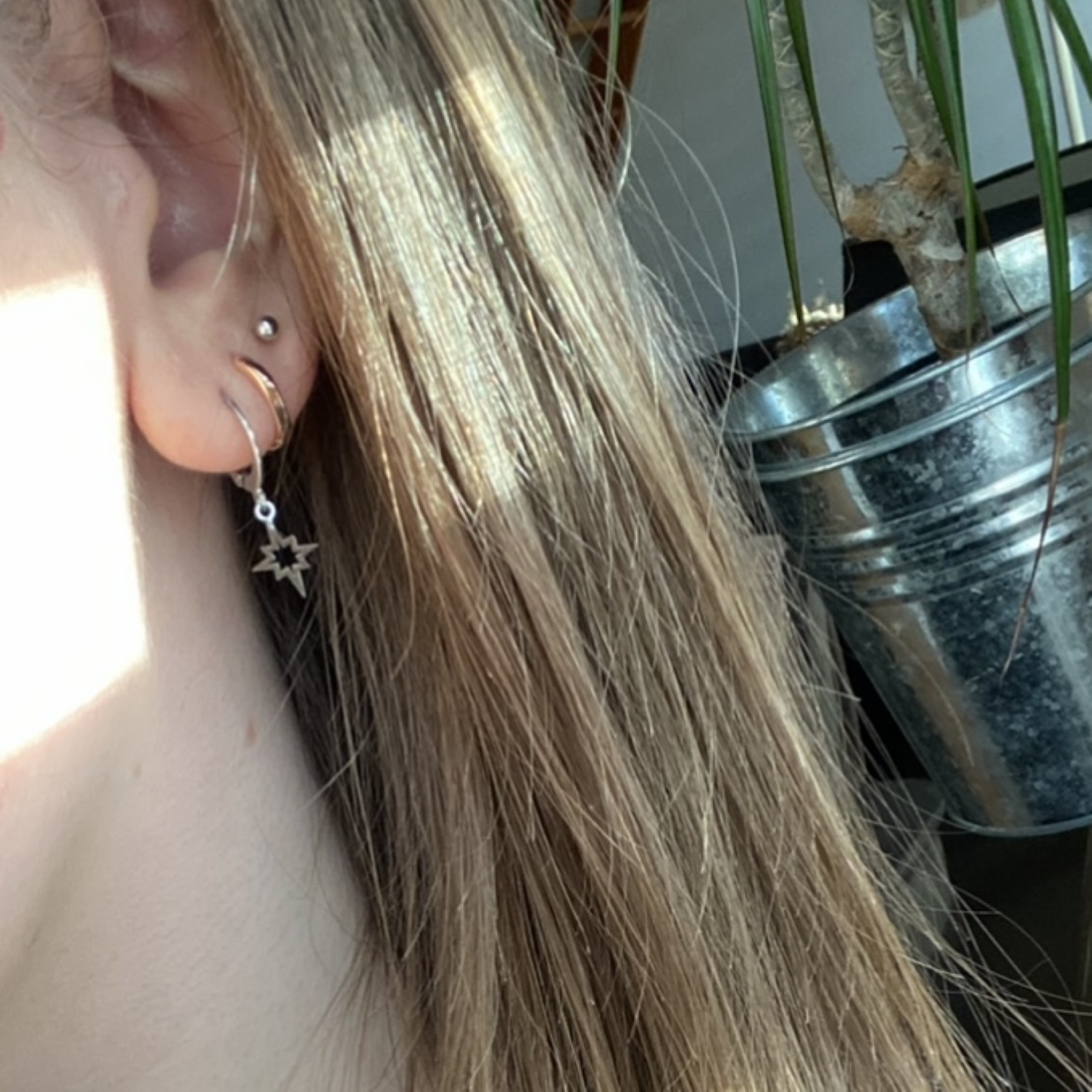 Boucles d'oreilles créoles avec pendant étoile ajourée en acier argenté. Créoles Etoile Pendantes  Adolescent Adulte Femme Fille Indémodable Nature 
