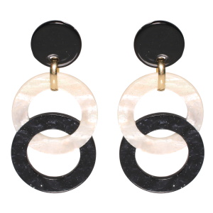 Boucles d'oreilles pendantes fantaisies composées d'une pastille ronde de couleur noire et de deux cercles entrelacés de couleur blanche et noire.