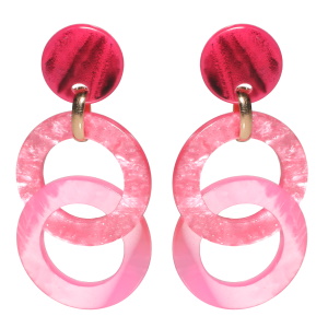 Boucles d'oreilles pendantes fantaisies composées d'une pastille ronde de couleur rose et de deux cercles entrelacés de couleur rose.