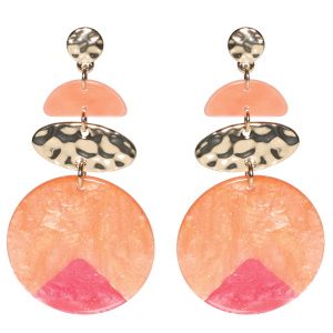 Boucles d'oreilles pendantes fantaisies composées de deux pastilles martelées rondes et ovales en métal doré, d'une pastille demi cercle de couleur orange et d'une pastille ronde de couleur orange.