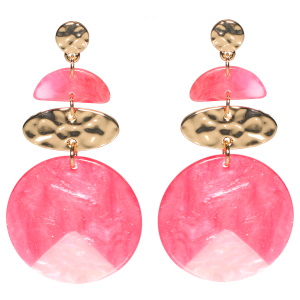 Boucles d'oreilles pendantes fantaisies composées de deux pastilles martelées rondes et ovales en métal doré, d'une pastille demi cercle de couleur rose et d'une pastille ronde de couleur rose.