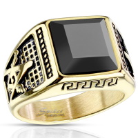 Bague avec motifs et emblème maçonnique sur les cotés en acier doré surmontée d'une pierre d'onyx.