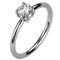 Bague anneau en acier argenté surmontée d'un solitaire en oxyde de zirconium serti 4 griffes.