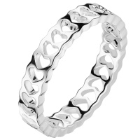 Bague anneau composée de cœurs ajourés en acier argenté.