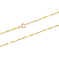 Bracelet chaîne cheville composé d'une chaîne en plaqué or jaune 18 carats et de perles en résine de couleur jaune. Fermoir anneau ressort 2 cm de rallonge.
