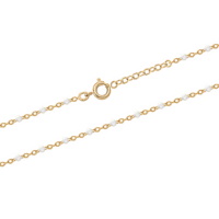 Bracelet chaîne cheville composé d'une chaîne en plaqué or jaune 18 carats et de perles en résine de couleur blanche. Fermoir anneau ressort avec 2 cm de rallonge.