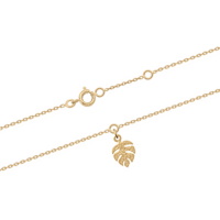 Bracelet chaîne cheville composé d'une chaîne avec un pampille feuille philodendron en plaqué or jaune 18 carats. Fermoir anneau ressort avec anneaux de rappel à 23 et 25 cm.