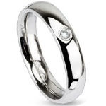 Bague alliance en acier sertie d'un oxyde de zirconium blanc.