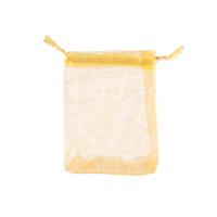 Pochette cadeau en tissu organza de couleur jaune doré.