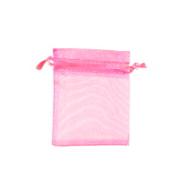 Pochette cadeau en tissu organza de couleur rose fuchsia.