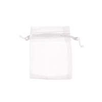 Pochette cadeau en tissu organza de couleur blanche.