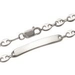 Bracelet identité en argent 925/000.  Absolument indémodables, Les gourmettes personnalisables sont idéales à offrir aux adultes comme aux adolescent.e.s.  Ce modèle est généralement considéré comme plutôt masculin, Mais peut bien entendu être porté par toutes et tous !