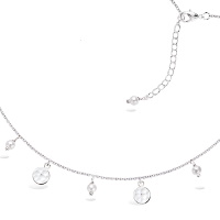 Collier composé d'une chaîne et de pampilles rondes martelées en argent 925/000 rhodié et des pampilles en perles de nacre. Fermoir mousqueton avec 4 cm de ralonge.