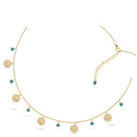 Collier composé d'une chaîne et de pastilles rondes martelées en plaqué or jaune 18 carats et des pampilles rondes en pierre de couleur turquoise. Fermoir mousqueton avec 4 cm de rallonge.