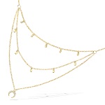 Collier triple rangs composé d'un collier de 38 cm de long avec pampilles étoile en plaqué or et oxydes de zirconium, un collier de 42 cm de long avec pampilles rondes lisses en plaqué or ainsi qu'un collier de 46 cm de long avec pendentif croissant de lune en plaqué or et oxydes de zirconium. L'ensemble dispose de 2 anneaux de rappel de 2 cm.