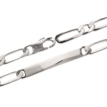 Bracelet identité en argent poli miroir 925/000.  Absolument indémodables, Les gourmettes personnalisables sont idéales à offrir aux adultes comme aux adolescent.e.s.  Ce modèle est généralement considéré comme plutôt féminin, Mais peut bien entendu être porté par toutes et tous !