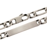 Bracelet identité en argent 925/000 vieilli.  Absolument indémodables, Les gourmettes personnalisables sont idéales à offrir aux adultes comme aux adolescent.e.s.  Ce modèle est généralement considéré comme plutôt masculin, Mais peut bien entendu être porté par toutes et tous !