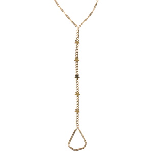 Bracelet chaîne de cheville composé d'une chaîne reliée à une bague de pied par une chaîne avec étoiles en acier doré. Fermoir mousqueton avec 5 cm de rallonge.