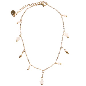 Bracelet chaîne de cheville composé d'une chaîne en acier doré avec des pendants étoiles et perles de couleur blanc. Fermoir mousqueton avec 5 cm de rallonge.