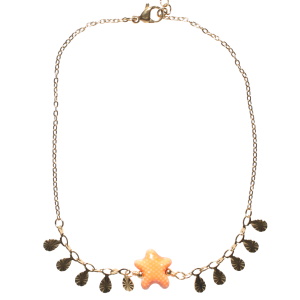 Bracelet chaîne de cheville composé d'une chaîne avec pampilles en acier doré et d'une étoile de mer orange. Fermoir mousqueton avec 4 cm de rallonge.