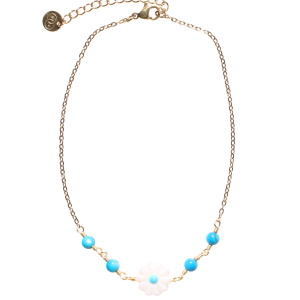 Bracelet chaîne de cheville composé d'une chaîne en acier doré, de perles bleues et d'une fleur en nacre et émail. Fermoir mousqueton avec 4 cm de rallonge.