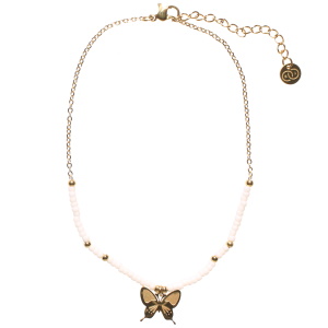 Bracelet chaîne de cheville composé d'une chaîne en acier doré, de perles blanches et d'un papillon en acier doré. Fermoir mousqueton avec 4 cm de rallonge.