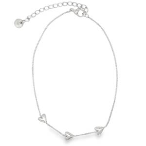 Ce somptueux bracelet chaîne de cheville en acier argenté se distingue par son élégance intemporelle. Sa maille fantaisie soutient délicatement une série de cœurs à la finition brillante et symétrique. Son éclat chaleureux et son design intemporel en font un accessoire polyvalent, idéal pour sublimer la cheville avec discrétion et raffinement professionnel. Fermoir mousqueton avec 5 cm de rallonge.