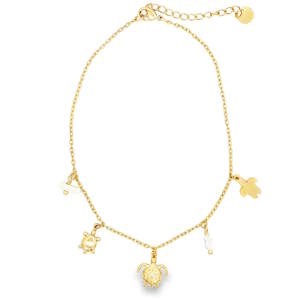 Cette chaîne de cheville (chevillère) capture parfaitement l'esprit des vacances et de l'été. C'est un bijou à la fois ludique et élégant, idéal pour sublimer une peau hâlée. Cette chevillère se distingue par son style bord de mer chic. Conçue en acier à la finition dorée éclatante, elle arbore une maille forçat fine et délicate qui apporte de la légèreté au porté. Le bijou est rythmé par cinq pendentifs variés qui créent un mouvement harmonieux. Trois breloques représentant des tortues, symboles de sagesse et de longévité, sont disposées le long de la chaîne. La tortue centrale est plus imposante et détaillée, avec des gravures imitant les écailles de la carapace. Deux petites perles blanches ajoutent une touche de pureté et de contraste avec le doré. Un fermoir de type mousqueton classique avec une chaînette d'extension munie de larges anneaux, permettant de régler la longueur pour l'adapter parfaitement à la morphologie de votre cheville.