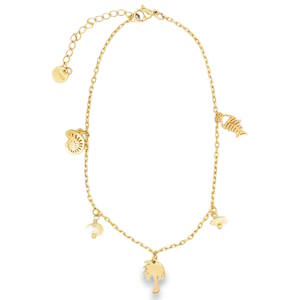 Cette chaîne de cheville capture parfaitement l'esprit des vacances et de la détente. C'est l'accessoire idéal pour ajouter une touche de soleil à votre tenue, que vous soyez à la plage ou en ville. Ce bijou se distingue par son élégance décontractée et ses breloques thématiques soigneusement disposées le long d'une maille forçat délicate. Un palmier stylisé qui évoque instantanément les paysages tropicaux. On y retrouve un coquillage finement détaillé et une arête de poisson originale, apportant une note ludique et estivale. Deux petites perles blanches nacrées encadrent les pendentifs, ajoutant une dose de douceur et de féminité à l'ensemble. Un fermoir de type mousqueton classique avec une chaînette d'extension munie de larges anneaux, permettant de régler la longueur pour l'adapter parfaitement à la morphologie de votre cheville.