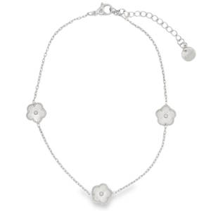 Sublimez vos pas avec cette délicate chaîne de cheville en acier inoxydable. Conçue pour apporter une touche de fraîcheur et de féminité à vos tenues estivales, elle se distingue par son design raffiné et intemporel. La chaîne est ornée de trois charms en forme de trèfles à cinq pétales (style fleur), finement travaillés avec un effet guilloché brillant au centre et une bordure perlée délicate. Grâce à sa chaînette d’extension robuste et son fermoir mousqueton pratique, elle s’adapte facilement à toutes les morphologies de chevilles pour un confort optimal tout au long de la journée.