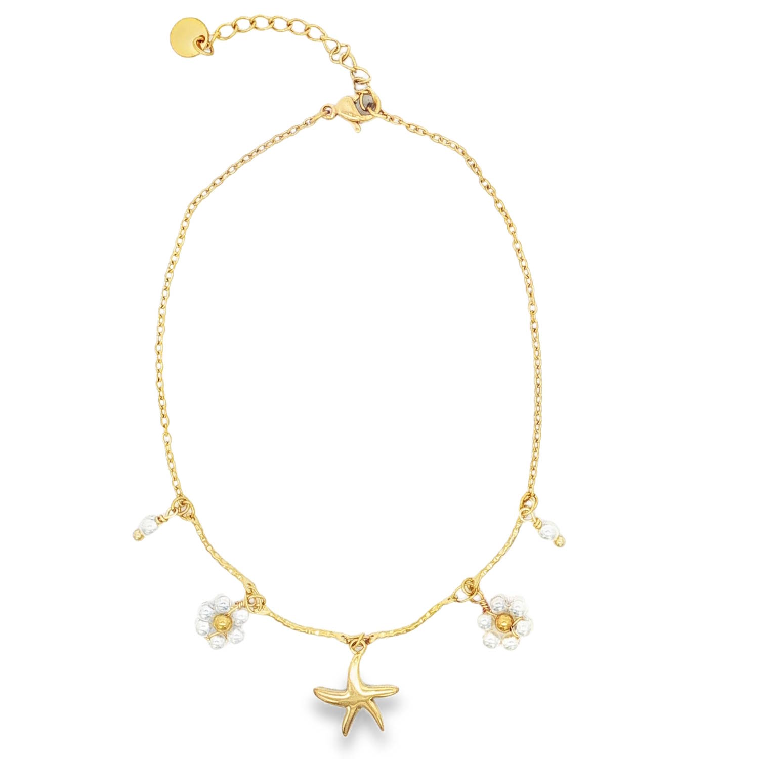 Affirmez votre style estival avec cette magnifique chaîne de cheville en acier inoxydable doré, une pièce à la fois fraîche et élégante qui capture l'esprit des beaux jours.<br/>Conçue pour résister au quotidien (et aux baignades), elle se compose d'une maille fine et lumineuse, agrémentée de pampilles d'inspiration marine et florale.<br/>Au centre, une délicate étoile de mer dorée capte le regard, entourée de part et d'autre par deux charmantes petites fleurs perlées blanches au cœur doré, ainsi que de discrètes perles suspendues qui apportent une touche de mouvement et de légèreté.<br/>Fermoir mousqueton sécurisé, accompagné d'une chaînette d'extension réglable pour s'ajuster parfaitement à toutes les morphologies de chevilles. Cheville Etoile Perle Adolescent Adulte Animaux Femme Fille Fleurs Indémodable Nature Affirmez votre style estival avec cette magnifique chaîne de cheville en acier inoxydable doré, une pièce à la fois fraîche et élégante qui capture l'esprit des beaux jours.<br/>Conçue pour résister au quotidien (et aux baignades), elle se compose d'une maille fine et lumineuse, agrémentée de pampilles d'inspiration marine et florale.<br/>Au centre, une délicate étoile de mer dorée capte le regard, entourée de part et d'autre par deux charmantes petites fleurs perlées blanches au cœur doré, ainsi que de discrètes perles suspendues qui apportent une touche de mouvement et de légèreté.<br/>Fermoir mousqueton sécurisé, accompagné d'une chaînette d'extension réglable pour s'ajuster parfaitement à toutes les morphologies de chevilles. Cheville Etoile Perle Adolescent Adulte Animaux Femme Fille Fleurs Indémodable Nature